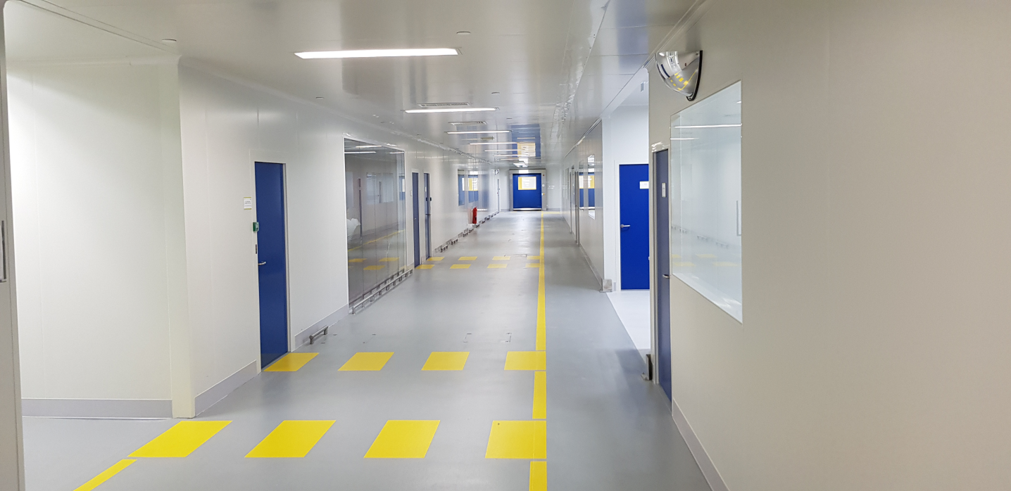 Un couloir avec de nombreuses chambres froides